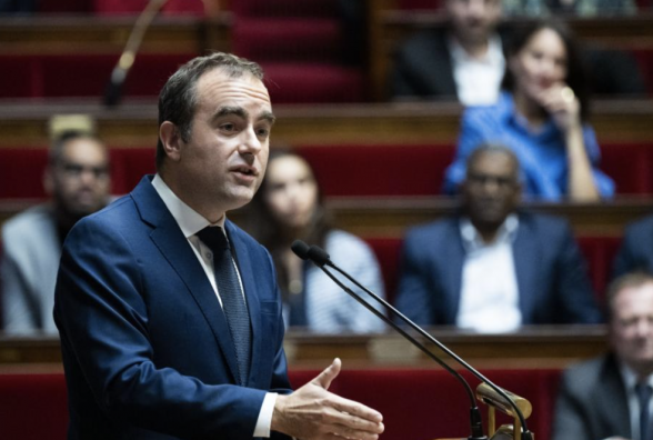 Парламент Франции отклонил резолюцию о недоверии кабмину